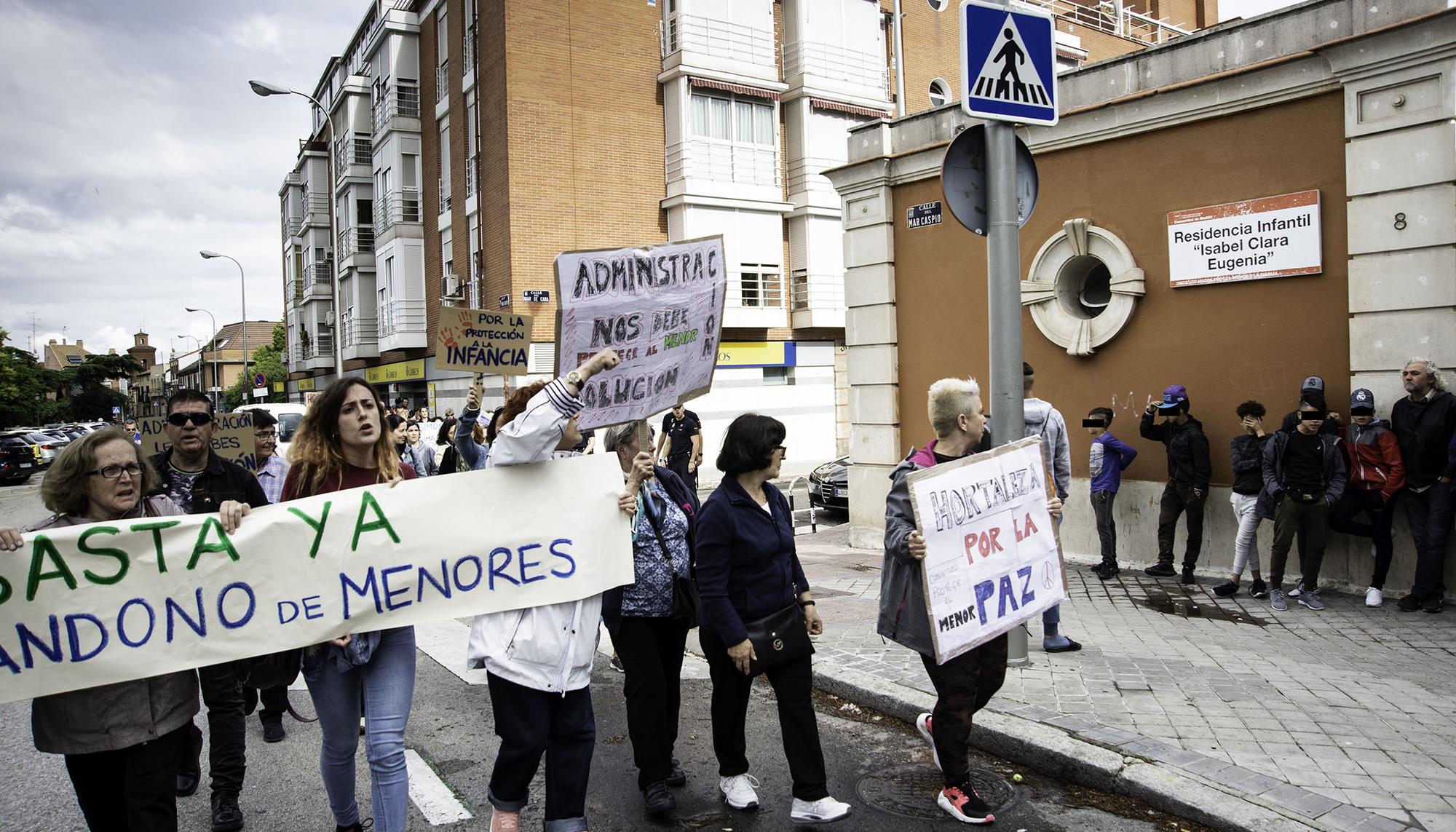 Vecinos de Hortaleza en una manifestación para exigir a la Comunidad de Madrid que cumpla con su responsabilidad como tutora